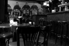 Ein Bild der Bar mit Hockern und Tischen